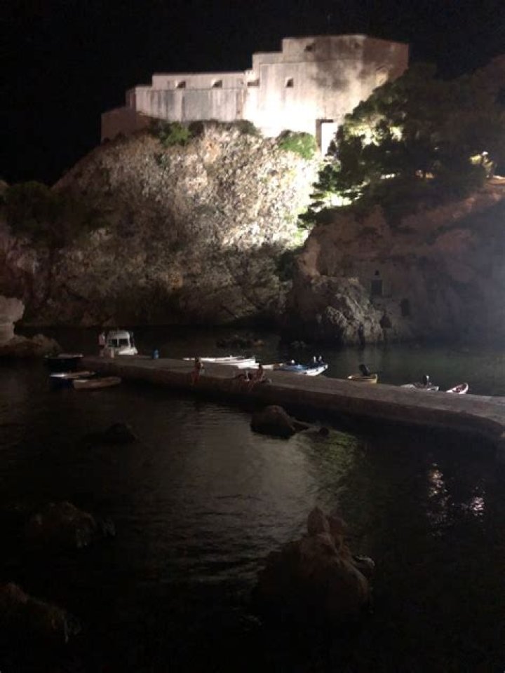 17.07.2022., Dubrovnik - After spending the whole day on a yacht anchored near Lokrum, comedian Chris Rock decided to take a walk around town with his new girlfriend, actress Lake Bell. Photo: Grgo Jelavic/PIXSELL Pictured: Chris Rock,Lake Bell Ref: SPL5326999 170722 NON-EXCLUSIVE Picture by: Grgo Jelavic/PIXSELL / SplashNews.com Splash News and Pictures USA: +1 310-525-5808 London: +44 (0)20 8126 1009 Berlin: +49 175 3764 166 Australia Rights, Indonesia Rights, India Rights, South Korea Rights, Malaysia Rights, Norway Rights, Singapore Rights, Taiwan Rights, United Kingdom Rights, United States of America Rights