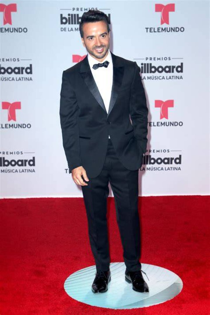 2017-Billboard-Latin-Music-Awards-dress-2