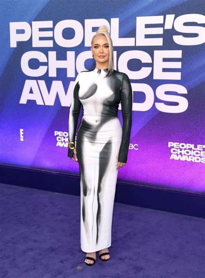 2022 PEOPLE'S CHOICE AWARDS -- Pictured: Shania Twain arrives to the 2022 People's Choice Awards held at the Barker Hangar on December 6, 2022 in Santa Monica, California. -- (Photo by Chris Polk/E! Entertainment/NBC)