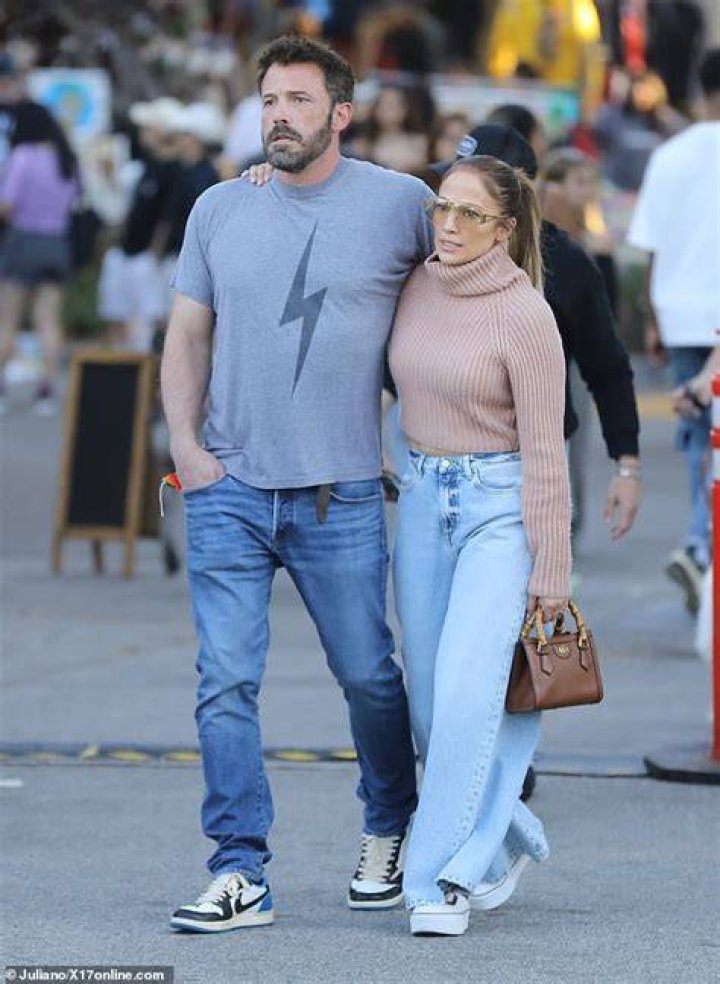 Actress Jennifer Lopez seen relaxing in Miami Beach, FL.Pictured: Jennifer LopezRef: SPL1277134 060516 NON-EXCLUSIVEPicture by: SplashNews.comSplash News and PicturesLos Angeles: 310-821-2666New York: 212-619-2666London: 0207 644 7656Milan: 02 4399 Rights