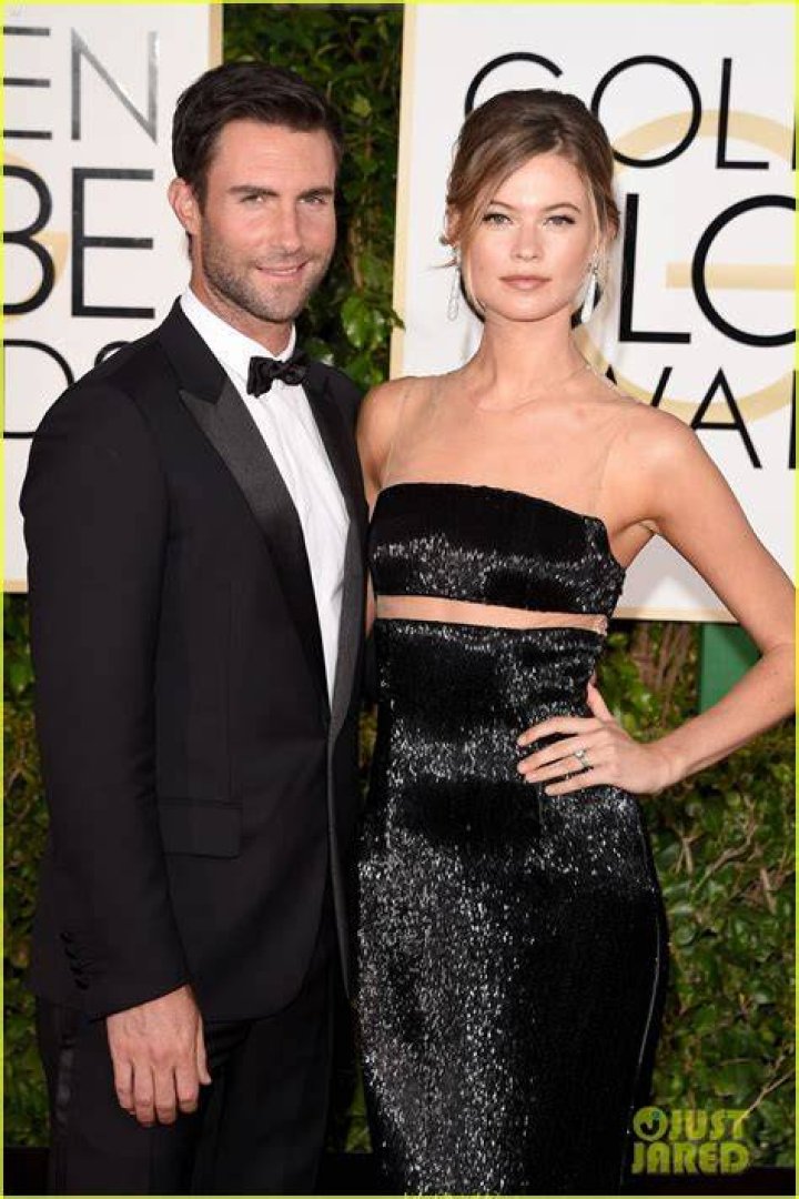 adam-levine-behati-prinsloo-golden-globes-2015