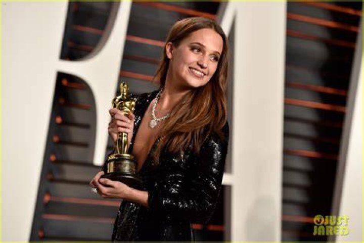 alicia-vikander-vanity-fair-oscars-2017-academy-awards-rec