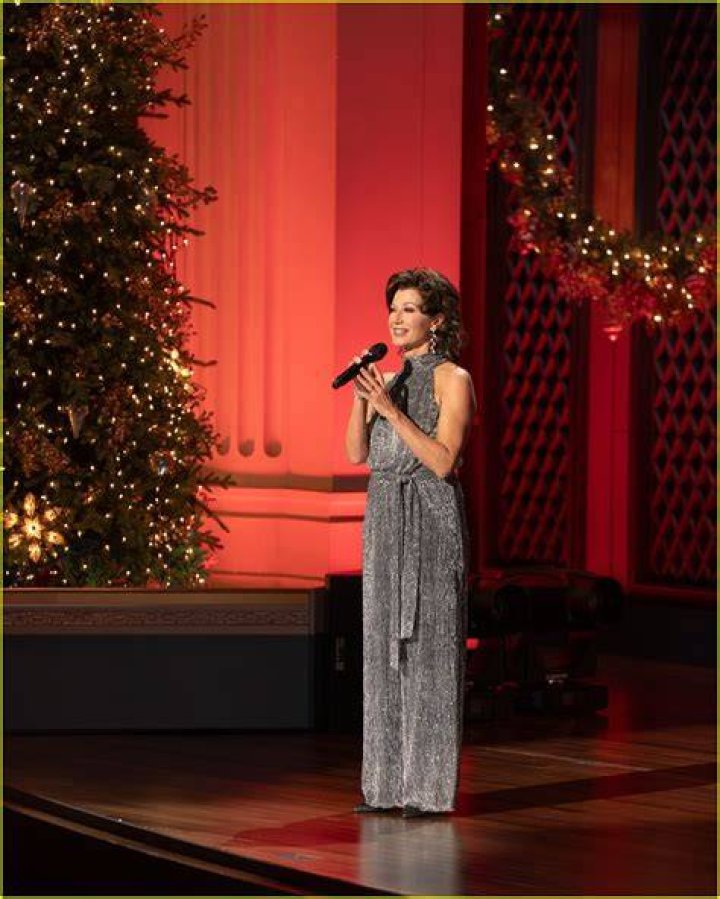 amy-grant-cma-christmas-special-2016-4