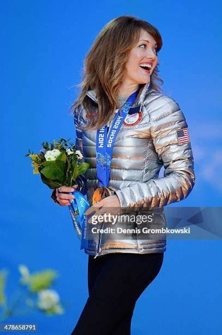 amy-purdy-celebrates-bronze-medal-in-para-snowboarding