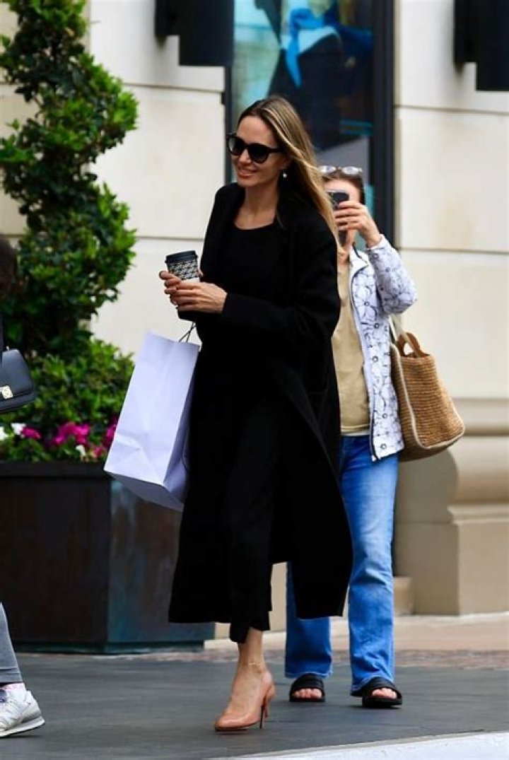 Angelina Jolie out and about in London. Pictured: Angelina Jolie,Maddox Chivan Jolie-Pitt,Shiloh Jolie-Pitt Ref: SPL5270367 271021 NON-EXCLUSIVE Picture by: SplashNews.com Splash News and Pictures USA: +1 310-525-5808 London: +44 (0)20 8126 1009 Berlin: +49 175 3764 166 World Rights