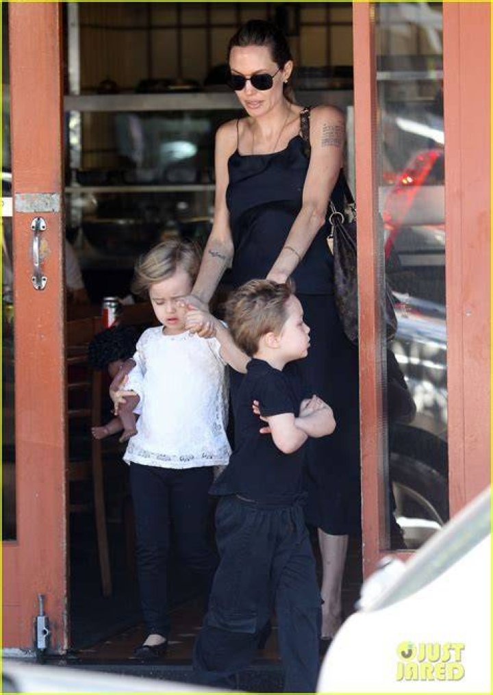 Angelina Jolie Shops With Vivienne & Zahara