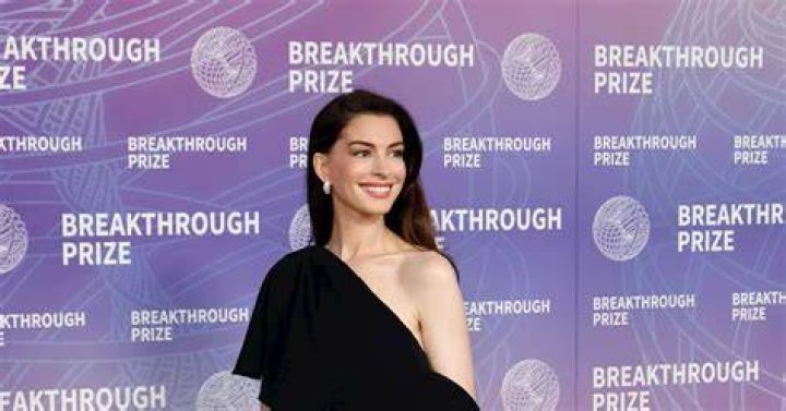Anne Hathaway Oscars Dress