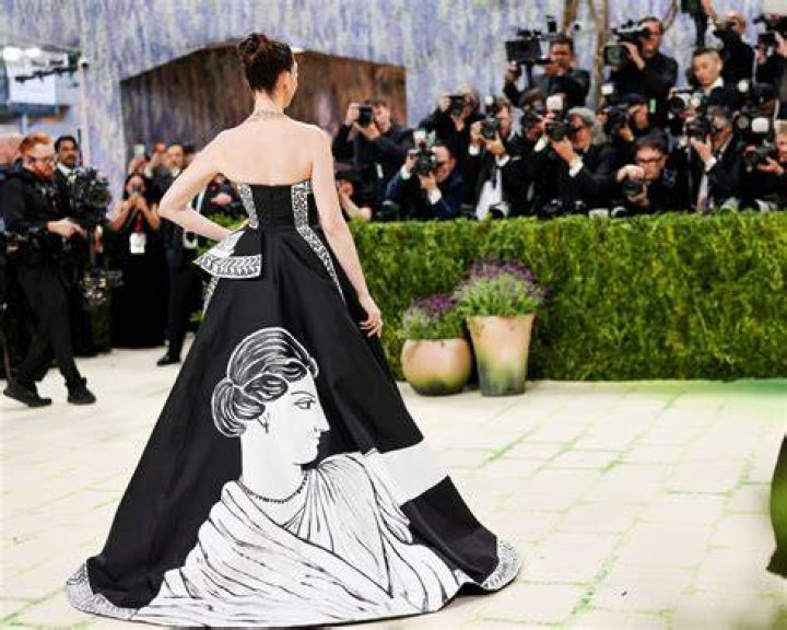 Anne Hathaway The Metropolitan Museum of Art's Costume Institute Benefit, celebrating the opening of the Karl Lagerfeld: A Line of Beauty exhibition, Arrivals, Fashion Highlights, New York, USA - 01 May 2023 Wearing Atelier Versace