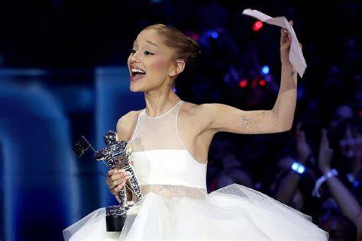 Ariana Grande VMA Performance