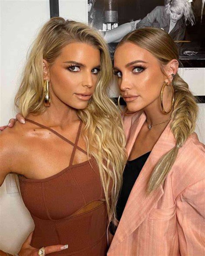 Ashlee and Jessica Simpson