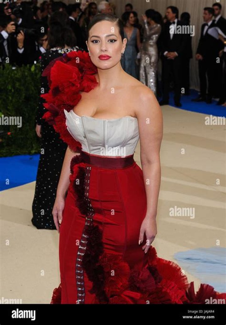 Ashley-Graham-met-gala-2017-beauty