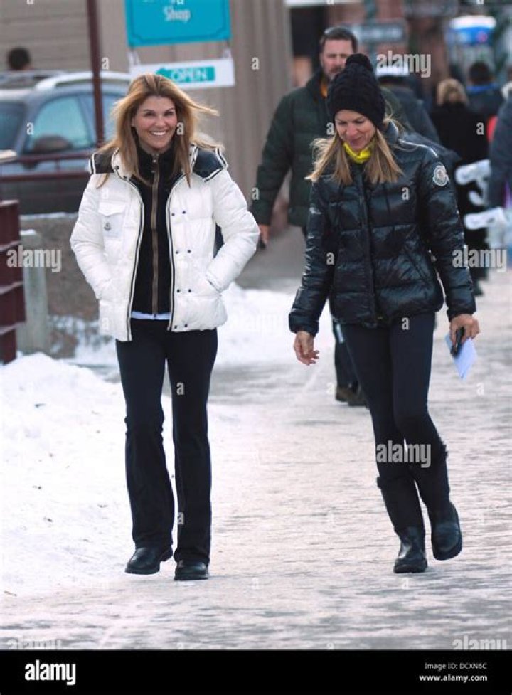 Aspen, CO - *EXCLUSIVE* - Lori Loughlin and her husband Mossimo Giannulli enjoy a stroll and some shopping at Louis Vuitton in Aspen. Pictured: Lory Loughlin, Mossimo Giannulli BACKGRID USA 30 DECEMBER 2022 BYLINE MUST READ: 1 / BACKGRID USA: +1 310 798 9111 / UK: +44 208 344 2007 / *UK Clients - Pictures Containing Children Please Pixelate Face Prior To Publication*