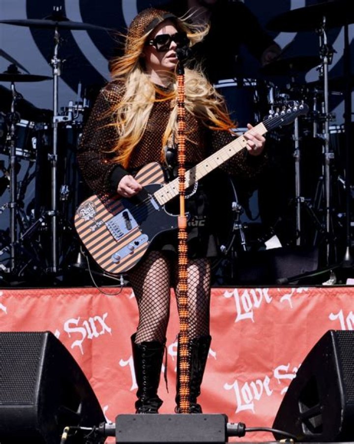 Avril Lavigne Performs at the ACM Honors