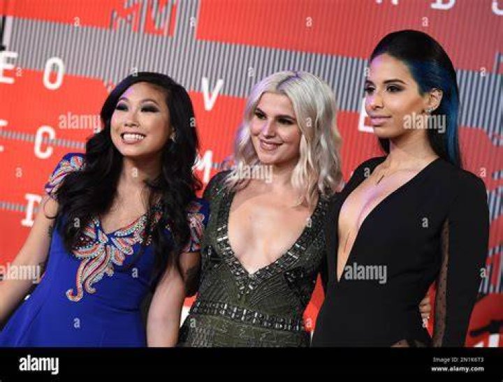 Awkwafina-Carly-Aquilino-Nessa-Diabmtv-vmas-2015-video-music-awards