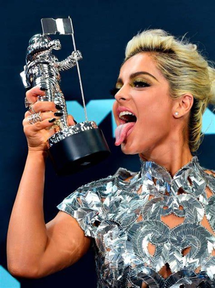 Bebe-Rexha-mtv-video-music-awards-2016-best-dressed