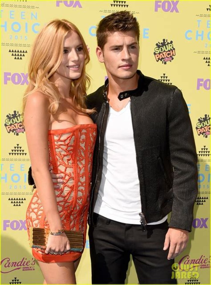 bella-thorne-gregg-sulkin-teen-choice-awards-2015
