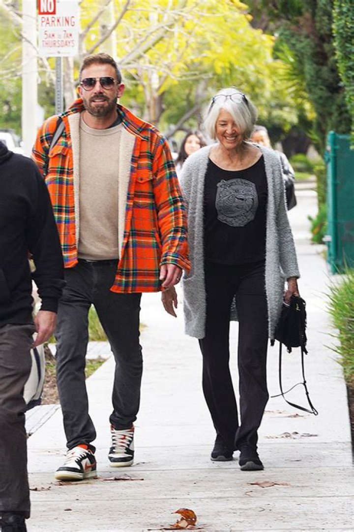 Ben Affleck and his mother pick up Samuel from his basketball game