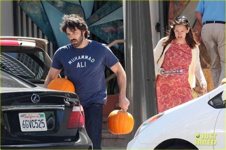 Ben Affleck Carves Pumpkins With Jennifer Garner & Their Kids