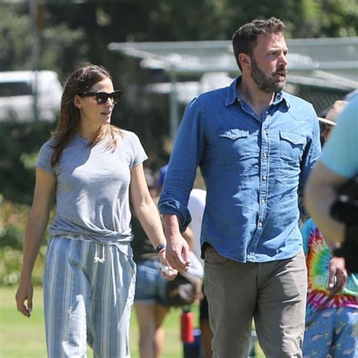 Ben Affleck & Jennifer Garner Attend Daughter Seraphina&rsquo;s Graduation