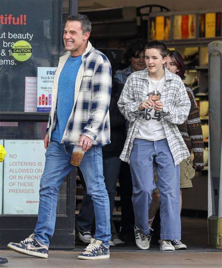 Ben Affleck & Jennifer Garner Shop For Christmas Trees With Family