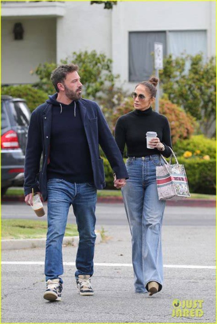 Ben Affleck & Jennifer Lopez Hold Hands While Shopping