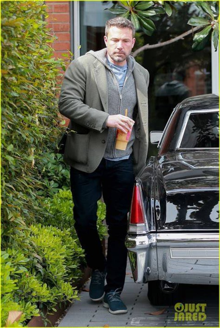 Ben Affleck Picks Up His Kids From School
