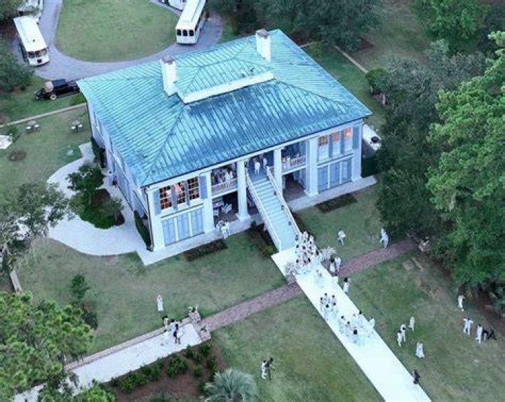 Ben Affleck&rsquo;s Film Buddy Kevin Smith Attends Wedding