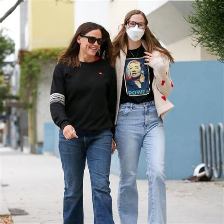 Ben Affleck Smooches Daughter Violet