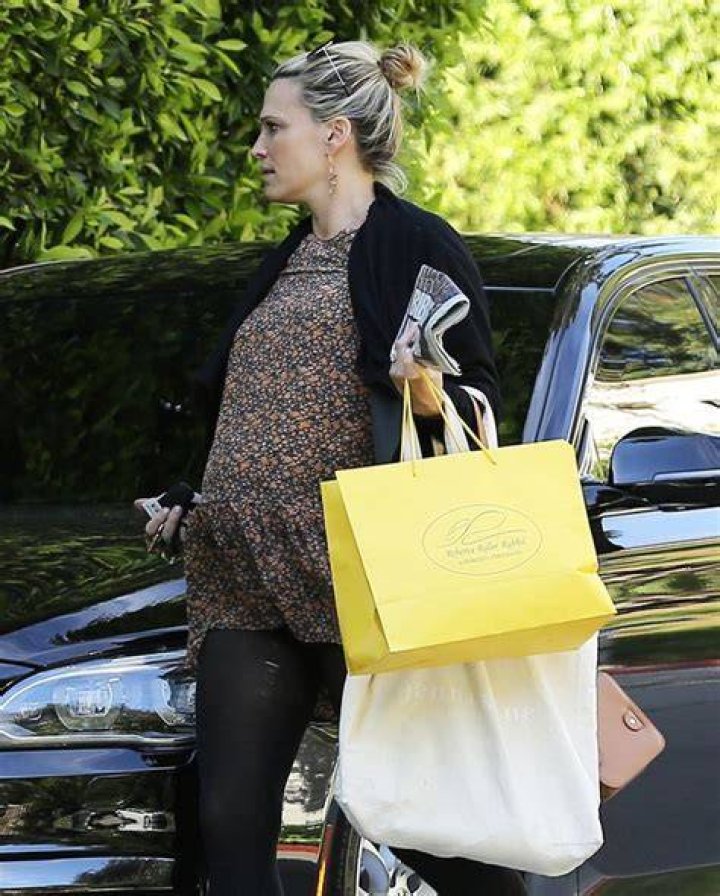 Beverly Hills, CA - *EXCLUSIVE* - Pregnant Sophie Turner and Joe Jonas were spotted at the Beverly Hills Hotel while they were waiting for their Limo to take them to lunch nearby on Sunset Blvd. We catch Joe with "Ridley's Bizarre Facts Card Game" in his hand. The dad-to-be was rocking a cool black nail art manicure design. Pictured: Sophie Turner, Joe Jonas BACKGRID USA 12 MAY 2022 BYLINE MUST READ: affinitypicture / BACKGRID USA: +1 310 798 9111 / UK: +44 208 344 2007 / *UK Clients - Pictures Containing Children Please Pixelate Face Prior To Publication*