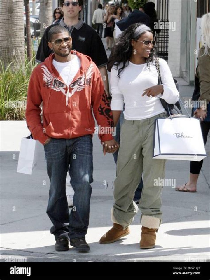 Beverly Hills, CA - *EXCLUSIVE* - Usher has a laugh as he plays with his adorable daughter Sovereign while out shopping in Beverly Hills. Pictured: Usher BACKGRID USA 27 MAY 2021 USA: +1 310 798 9111 / UK: +44 208 344 2007 / *UK Clients - Pictures Containing Children Please Pixelate Face Prior To Publication*