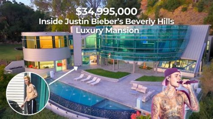Beverly Hills, CA - Justin Bieber sags showing his underwear as he and his mother Pattie arrive for a Churchome church service at Saban Theatre in Beverly Hills. Pictured: Justin Bieber BACKGRID USA 30 NOVEMBER 2022 USA: +1 310 798 9111 / UK: +44 208 344 2007 / *UK Clients - Pictures Containing Children Please Pixelate Face Prior To Publication*