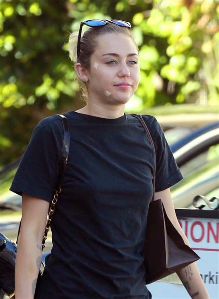 Beverly Hills, CA - Miley Cyrus and her boyfriend arrive for her launch of her new album at Gucci in Beverly HillsPictured: Miley CyrusBACKGRID USA 9 MARCH 2023 USA: +1 310 798 9111 / : +44 208 344 2007 / *UK Clients - Pictures Containing ChildrenPlease Pixelate Face Prior To Publication*