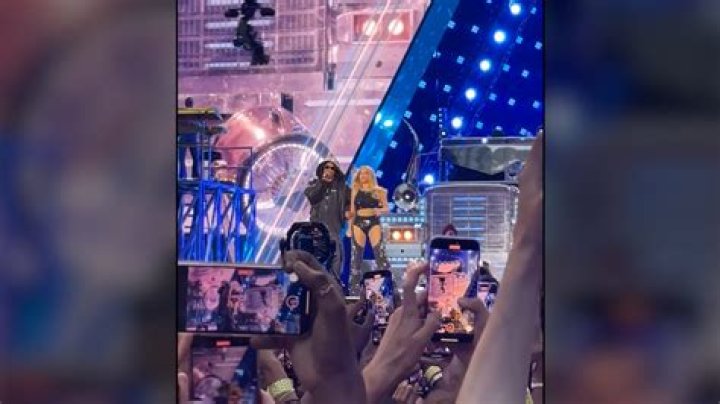 Beyonce & Jay-Z Take The Stage Together