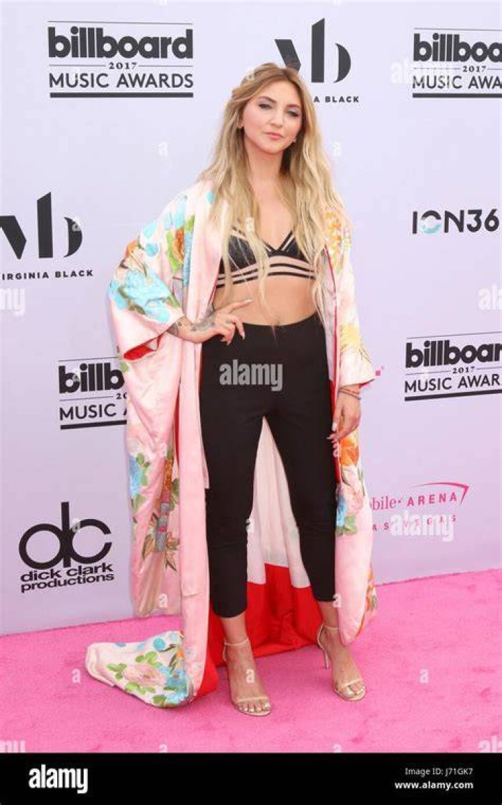 billboard-awards-2017-beauty-julia-michaels
