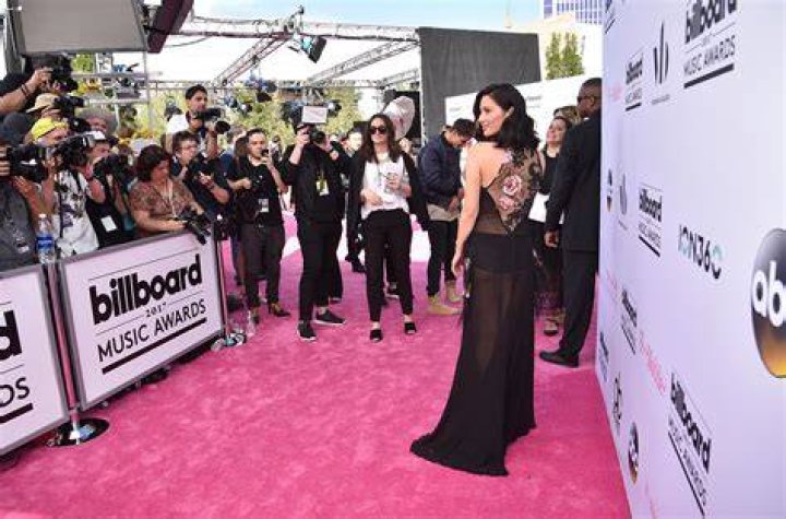 billboard-awards-2017-beauty-olivia-munn