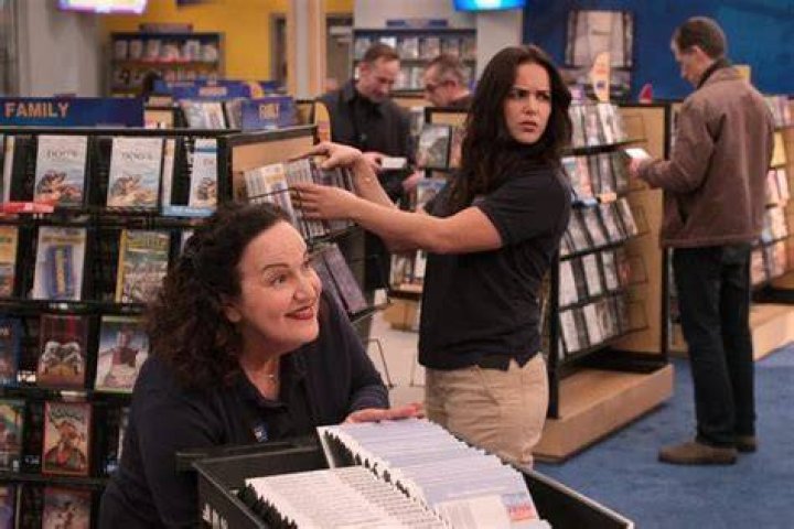Blockbuster. (L to R) Melissa Fumero as Eliza, Randall Park as Timmy in Blockbuster. Cr. Ricardo Hubbs/Netflix &copy; 2022