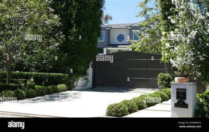 Brentwood, CA - *EXCLUSIVE* - Actor Bruce Willis has an alfresco lunch on the patio of The Italian restaurant &ldquo;Divino&rdquo; with a friend in Brentwood. Pictured: Bruce Willis BACKGRID USA 15 MAY 2022 USA: +1 310 798 9111 / UK: +44 208 344 2007 / *UK Clients - Pictures Containing Children Please Pixelate Face Prior To Publication*
