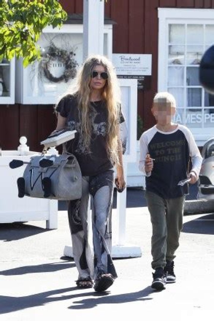 Brentwood, CA - *EXCLUSIVE* - Singer mom Fergie and her son Axl go out for lunch at the Brentwood Country Mart rocking Guns N' Roses concert tees. Pictured: Fergie BACKGRID USA 23 OCTOBER 2022 USA: +1 310 798 9111 / UK: +44 208 344 2007 / *UK Clients - Pictures Containing Children Please Pixelate Face Prior To Publication*