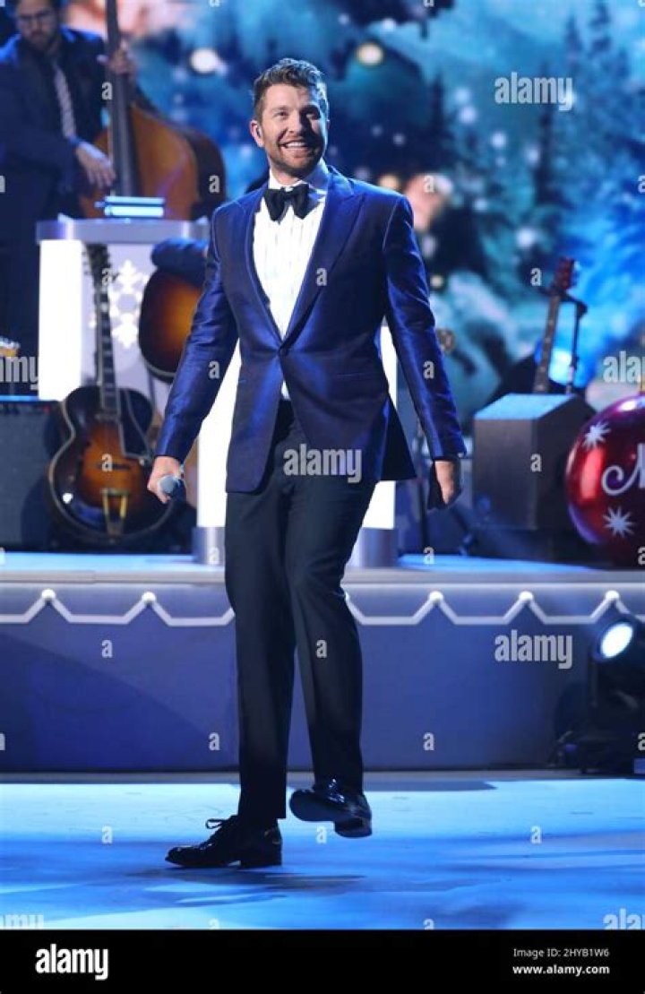 brett-eldridge-cma-christmas-special-2016-5