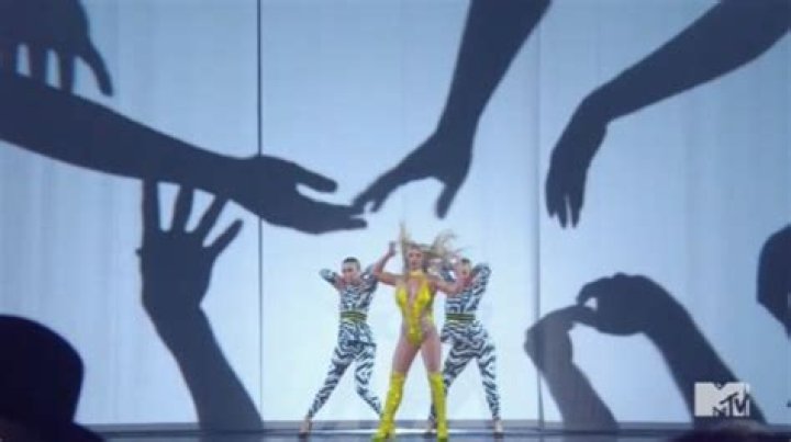 britney-spears-performs-vmas-2