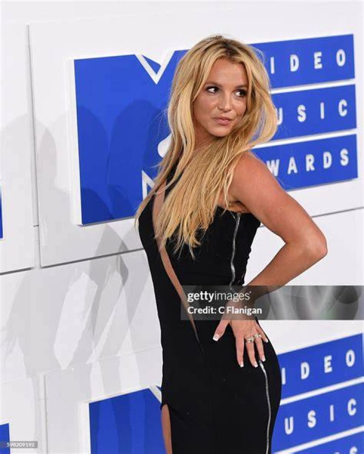 brittney-spears-mtv-vma-2016-best-dressed-ftr