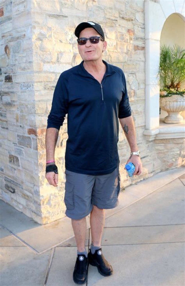 Calabasas, CA - *EXCLUSIVE* - Charlie Sheen's daughter Sami Sheen shows off her toned abs and tattoos while grocery shopping in Calabasas. Pictured: Sami Sheen BACKGRID USA 19 JULY 2022 USA: +1 310 798 9111 / UK: +44 208 344 2007 / *UK Clients - Pictures Containing Children Please Pixelate Face Prior To Publication*