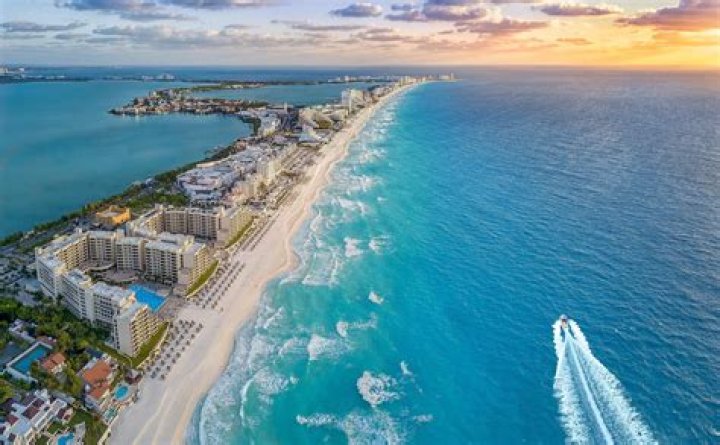 Cancun, MEXICO - "Jersey Shore" alums Vinny Guadagnino and Pauly D have a little bromance and enjoy the sunshine in Cancun, Mexico. The duo hopped on some jet skis for a little fun in the water, showing off their fit bodies. Pictured: Vinny Guadagnino, Pauly D BACKGRID USA 21 MARCH 2019 USA: +1 310 798 9111 / UK: +44 208 344 2007 / *UK Clients - Pictures Containing Children Please Pixelate Face Prior To Publication*