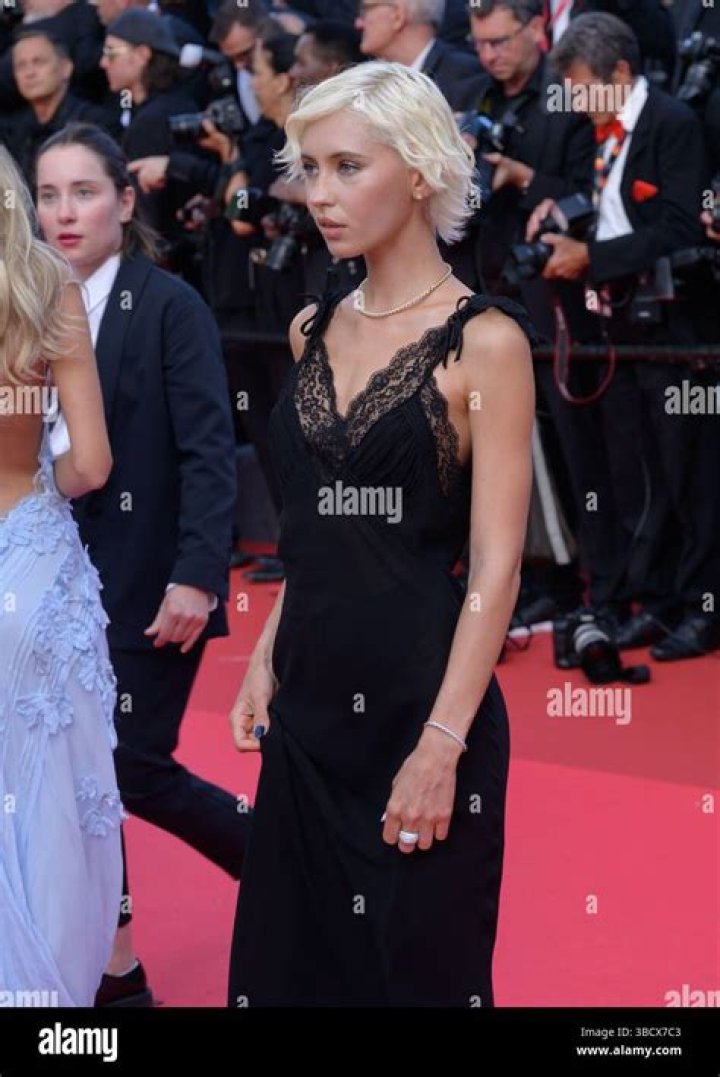Cannes, FRANCE - Iris Law and her mother Sadie Frost Seen Arriving At Her Hotel During Cannes Film Festival. Pictured: Iris Law and Sadie Frost BACKGRID USA 22 MAY 2022 USA: +1 310 798 9111 / UK: +44 208 344 2007 / *UK Clients - Pictures Containing Children Please Pixelate Face Prior To Publication*