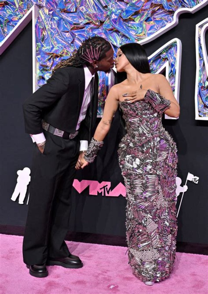 Cardi B and Offset share a sweet kiss on stage at Wireless Festival in London as he playfully grabs her behind. Pictured: Cardi B,Offset,Belcalis Marlenis Almanzar,Kiari Kendrell Cephus,Migos Ref: SPL5325007 080722 NON-EXCLUSIVE Picture by: SplashNews.com Splash News and Pictures USA: +1 310-525-5808 London: +44 (0)20 8126 1009 Berlin: +49 175 3764 166 World Rights