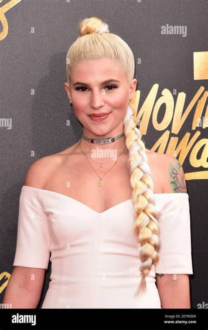 Carly-Aquilino-mtv-awards-2017-best-dressed