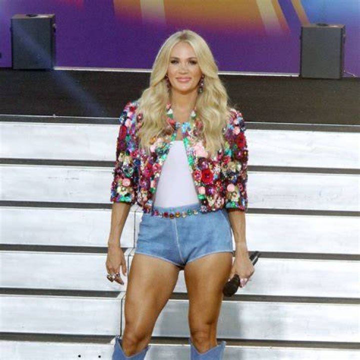 Carrie Underwood Outfits At The 2016 CMAs