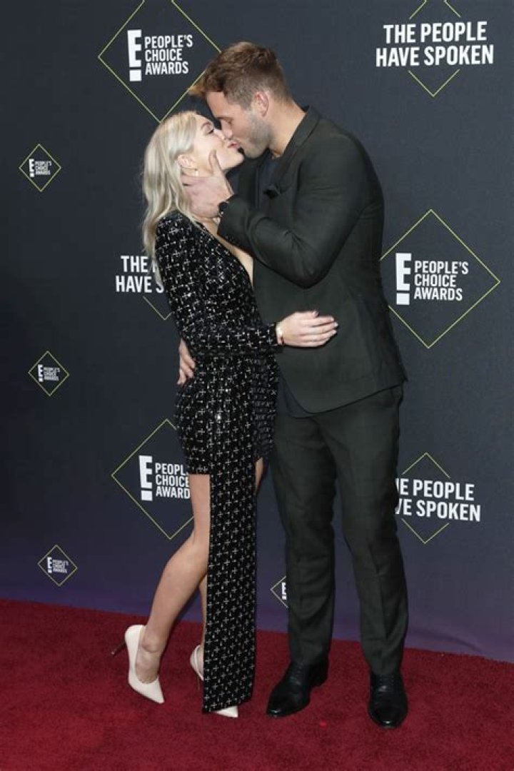 Cassie Randolph & Colton Underwood kissing on the red carpet