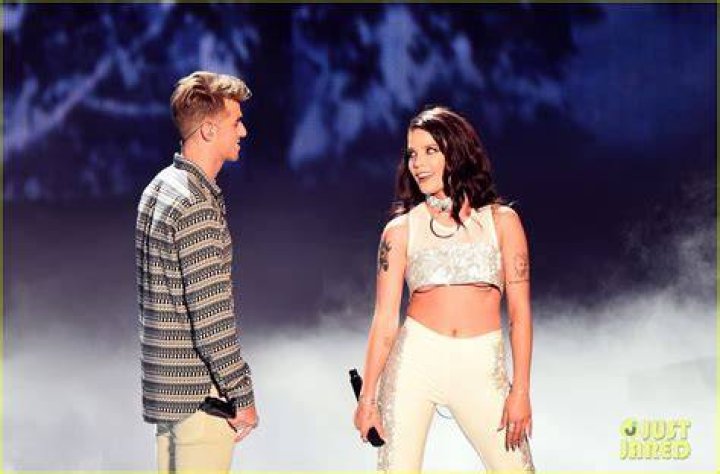 chain-smokers-halsey-performance-vmas-4