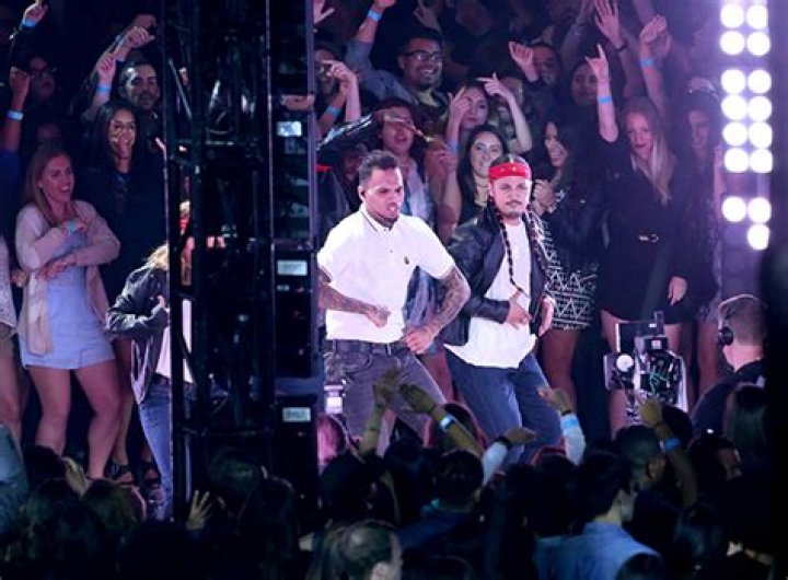 chris-brown-ihear-radio-music-awards-performance-ftr